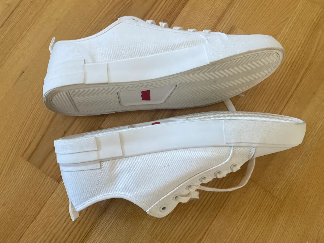Billede 4 - New men’s Levi white sneakers 