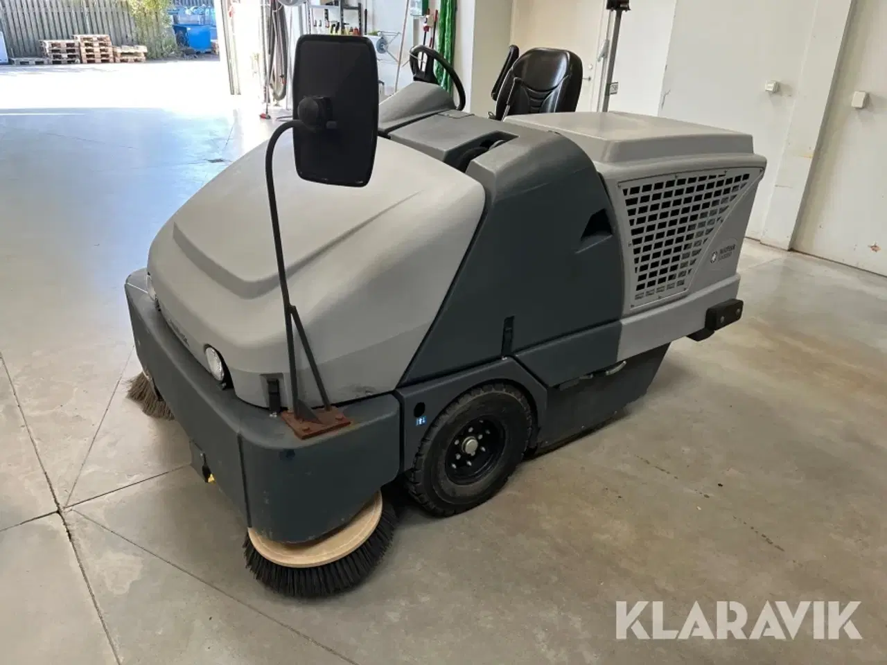 Billede 1 - Fejemaskine Nilfisk SW8000 med ekstra dele børster/filter