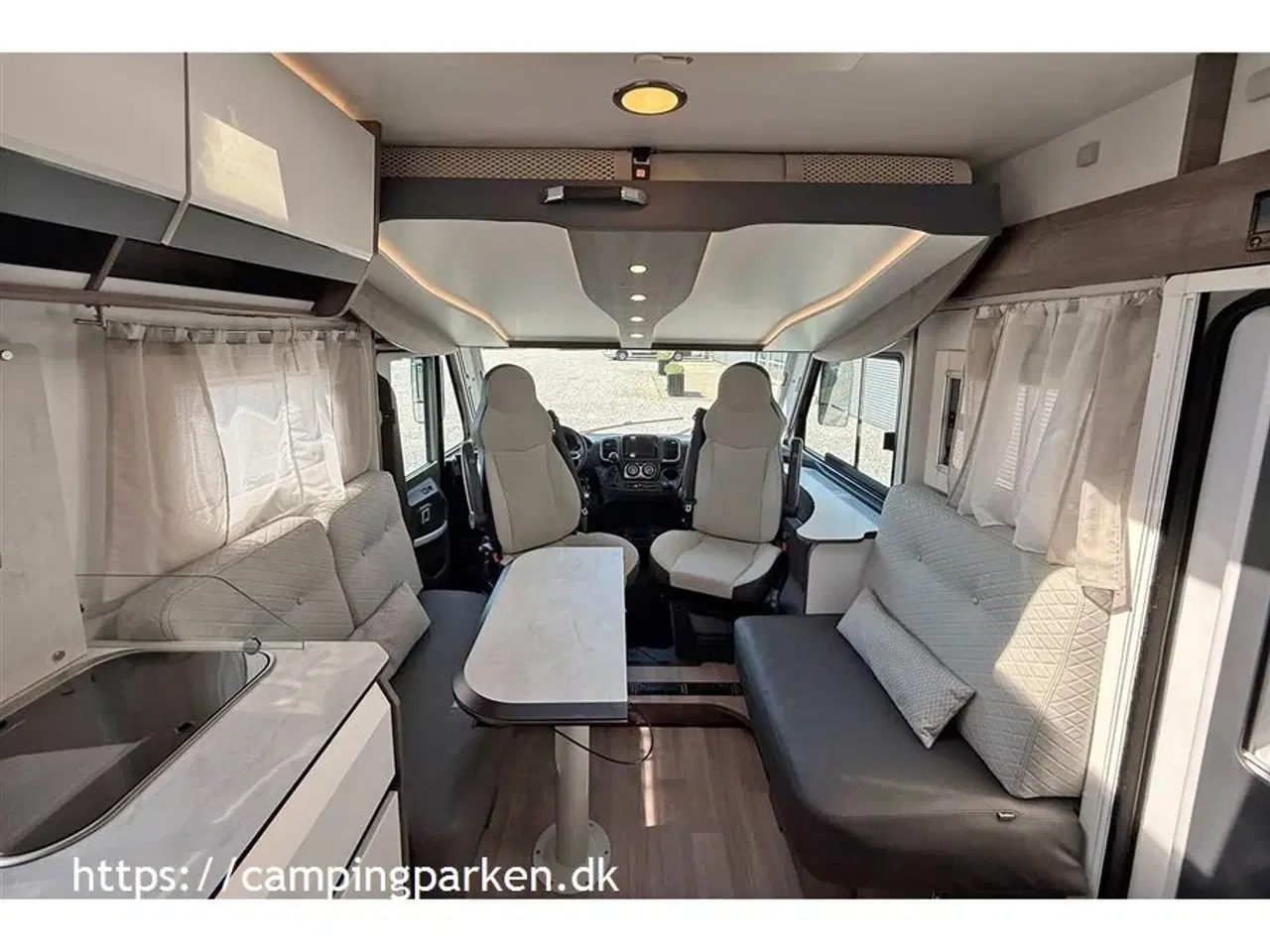 Billede 5 - 2022 - Benimar Amphitryon 967   Topmodel fra Benimar, vognen er udstyret som en luksuscamper, vandbåren varme, automatgear, lækkert design