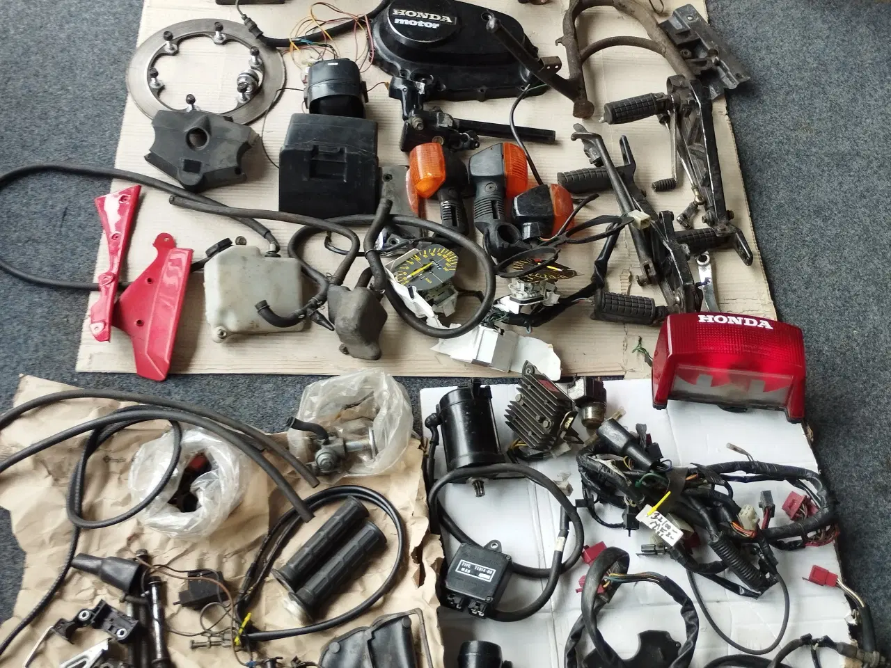 Billede 1 - Reservedele til Honda VF 500 ( %)