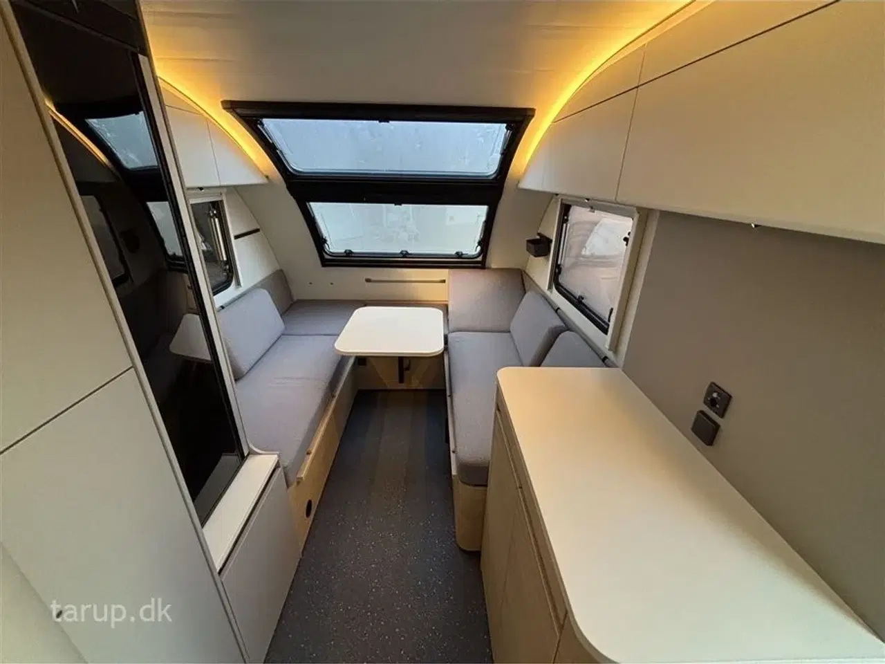 Billede 7 - 2026 - Adria Action 391 LH Classic   NY udgave! Enkeltsenge, sidehængt bord, endekøkken, Truma Combi-varme (gas), Soundbar, panorama-vindue, el-gulvvarme,