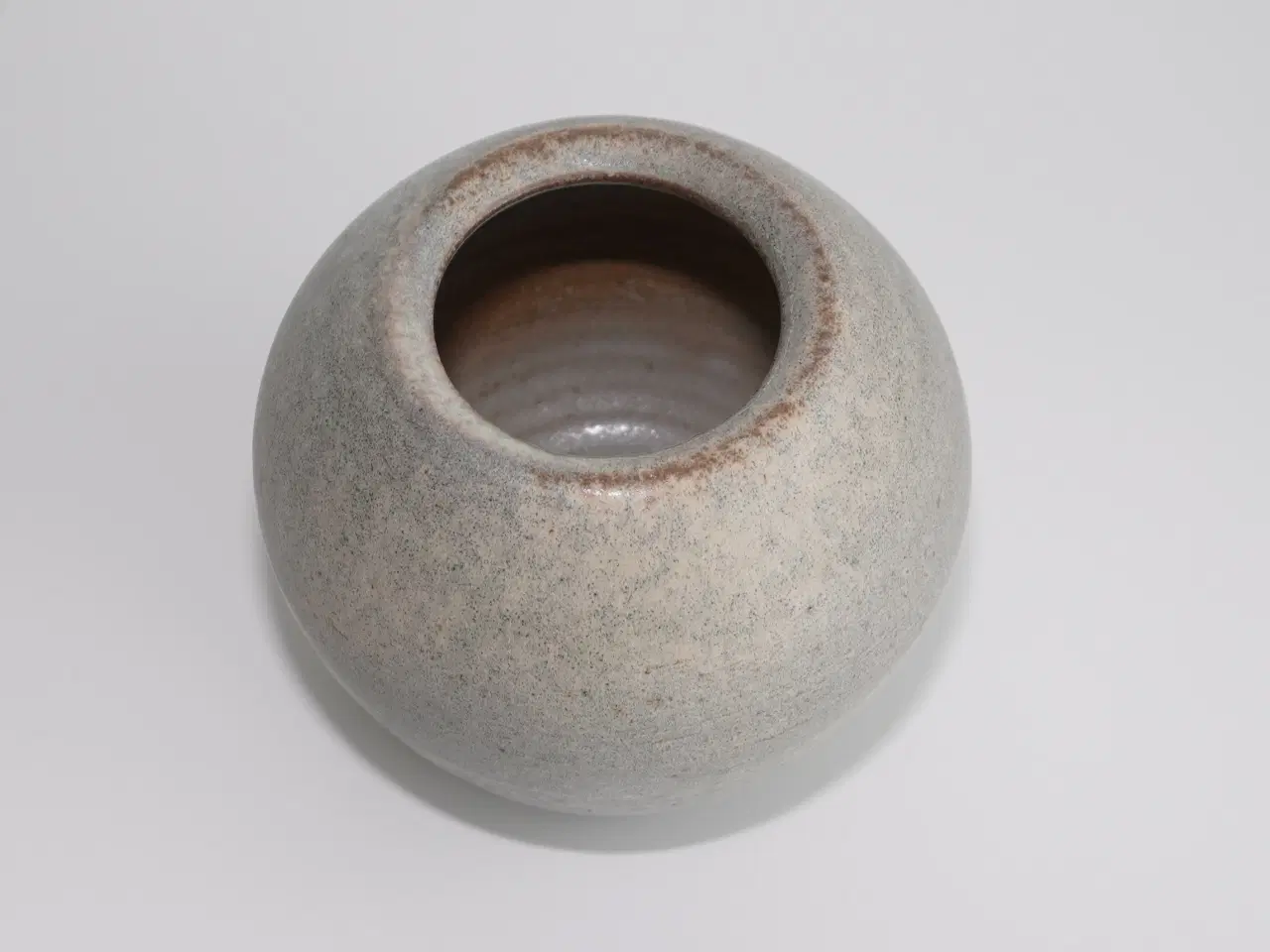 Billede 1 - Vase i keramik med grålig glasur – signeret