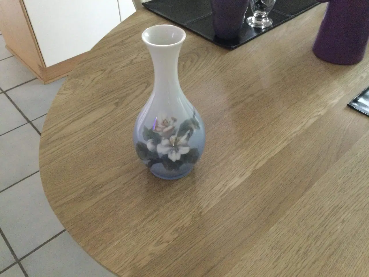 Billede 1 - Royal Copenhagen vase med æblegren nr. 53-21