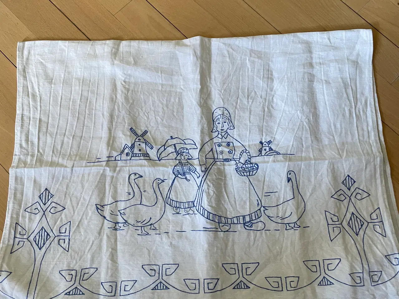 Billede 3 - Gammelt broderi flere køkkenstykke