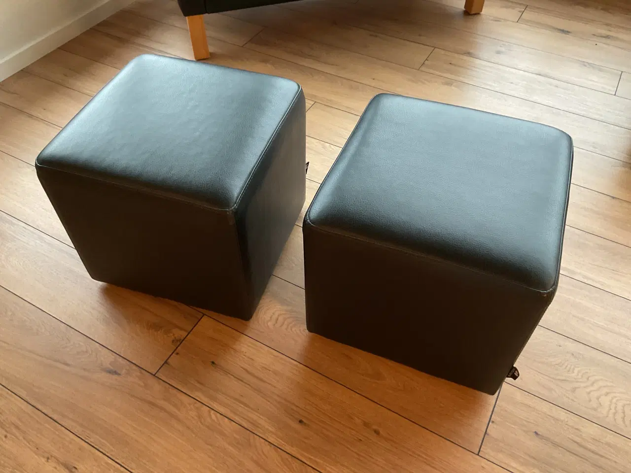 Billede 6 - Sofagruppe + sofabord + lænestol + puffer sælges