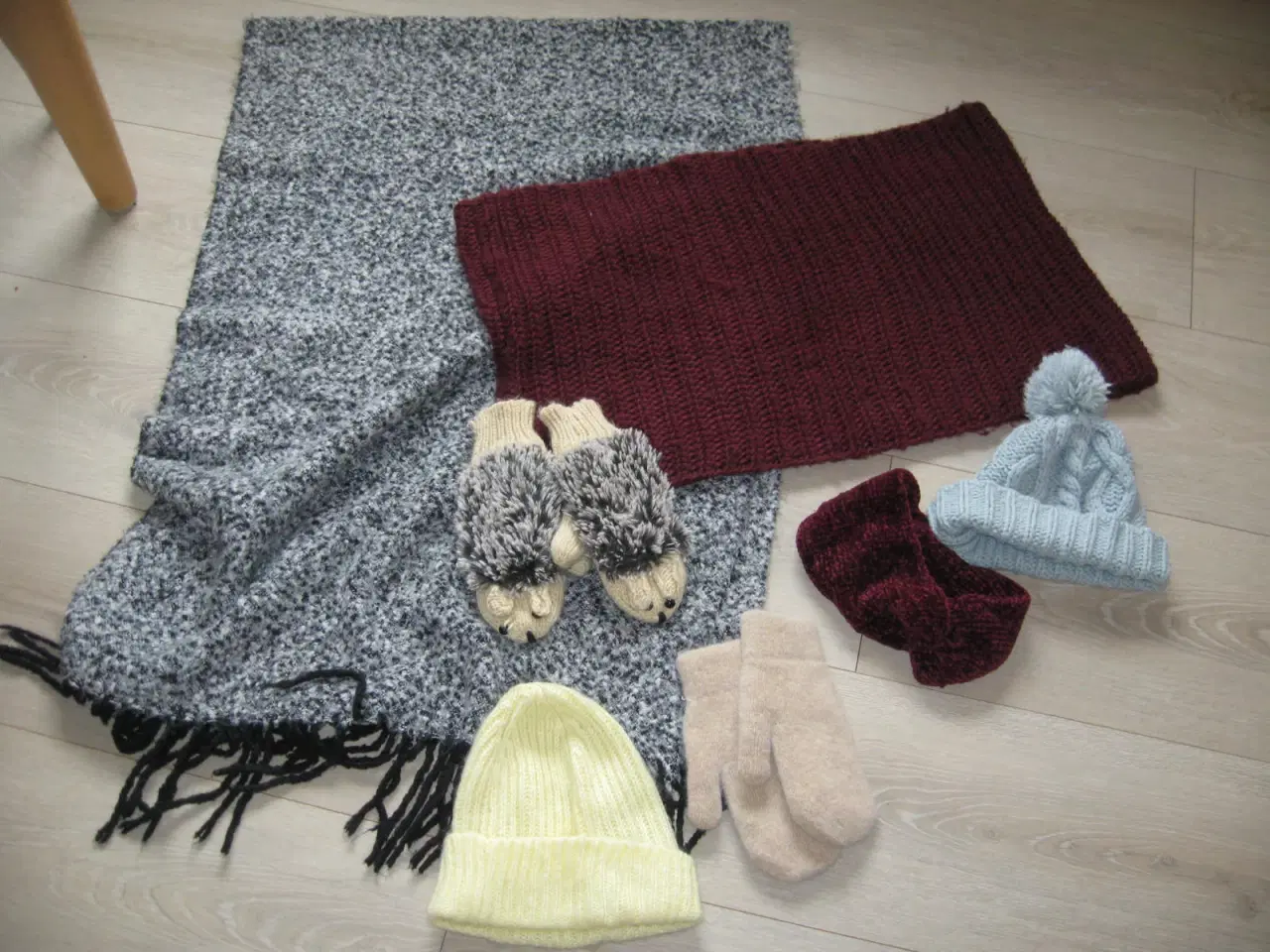 Billede 2 - Halstørklæde, huer og vanter