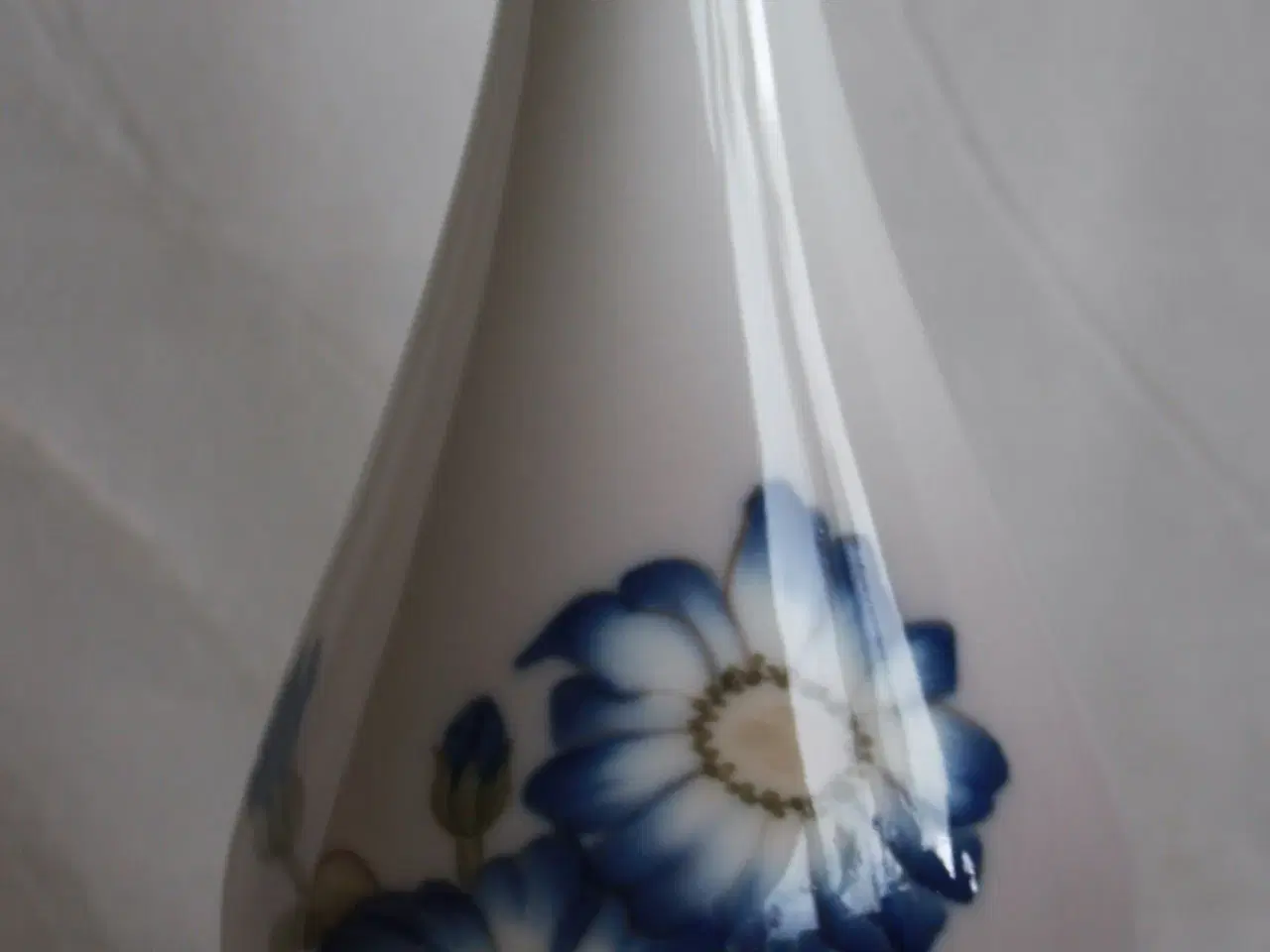 Billede 6 - Vase med blomster fra Bing og Grøndahl