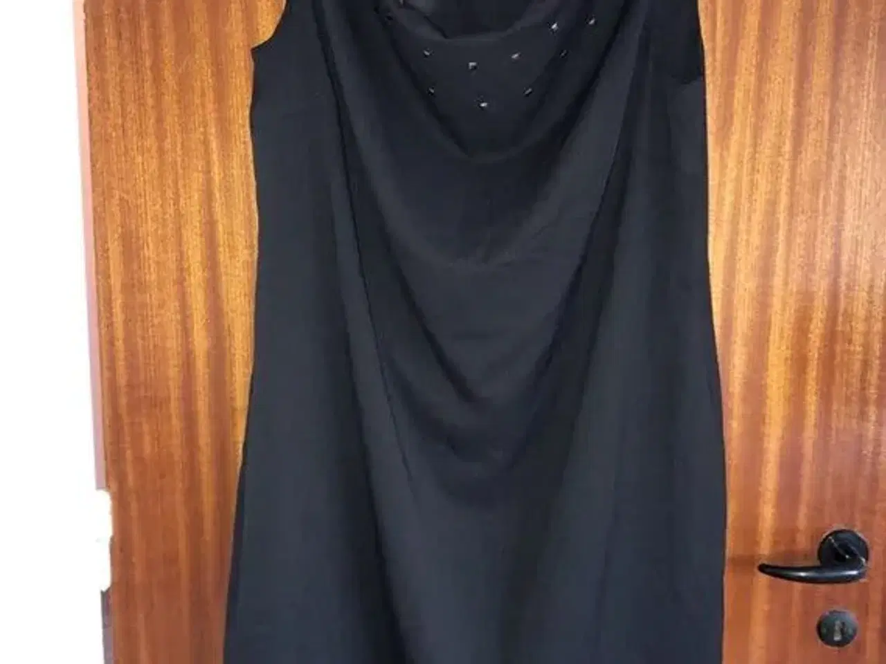 Billede 1 - Zay let sort kjole med nedfaldskrave 
