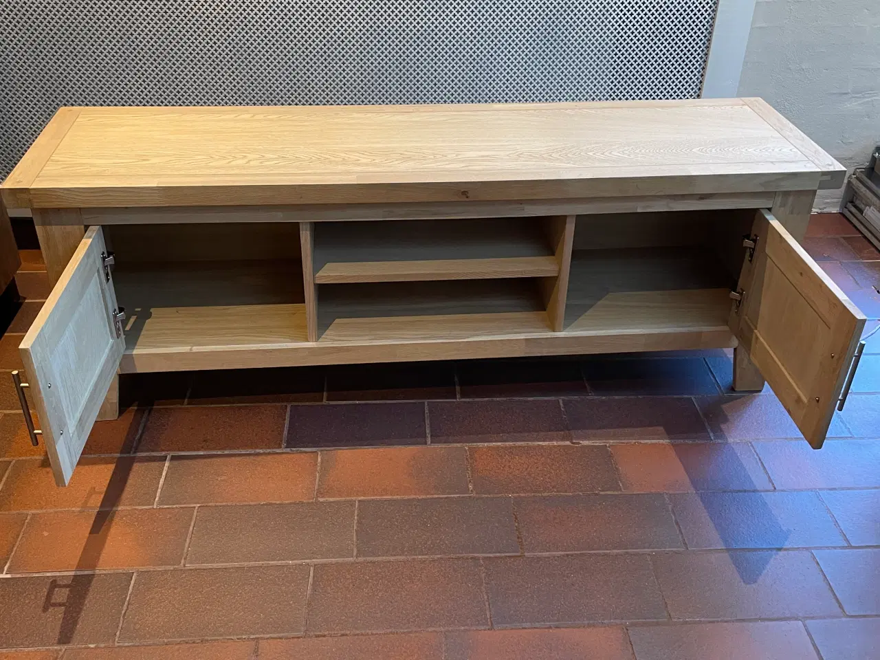 Billede 1 - TV-bord i egetræ