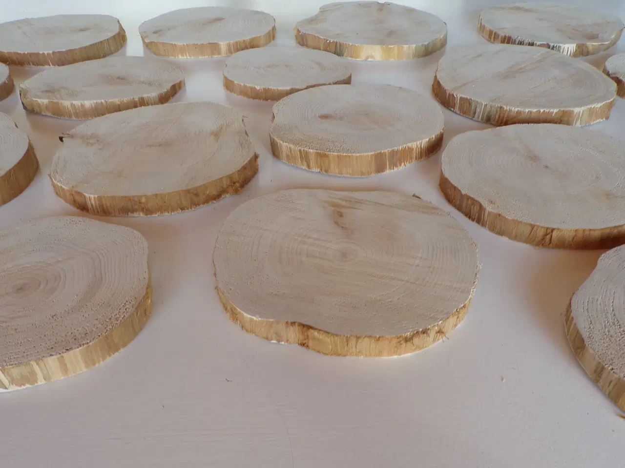 Billede 1 - 20 NYE assorterede Thuja Træskiver uden / med lidt