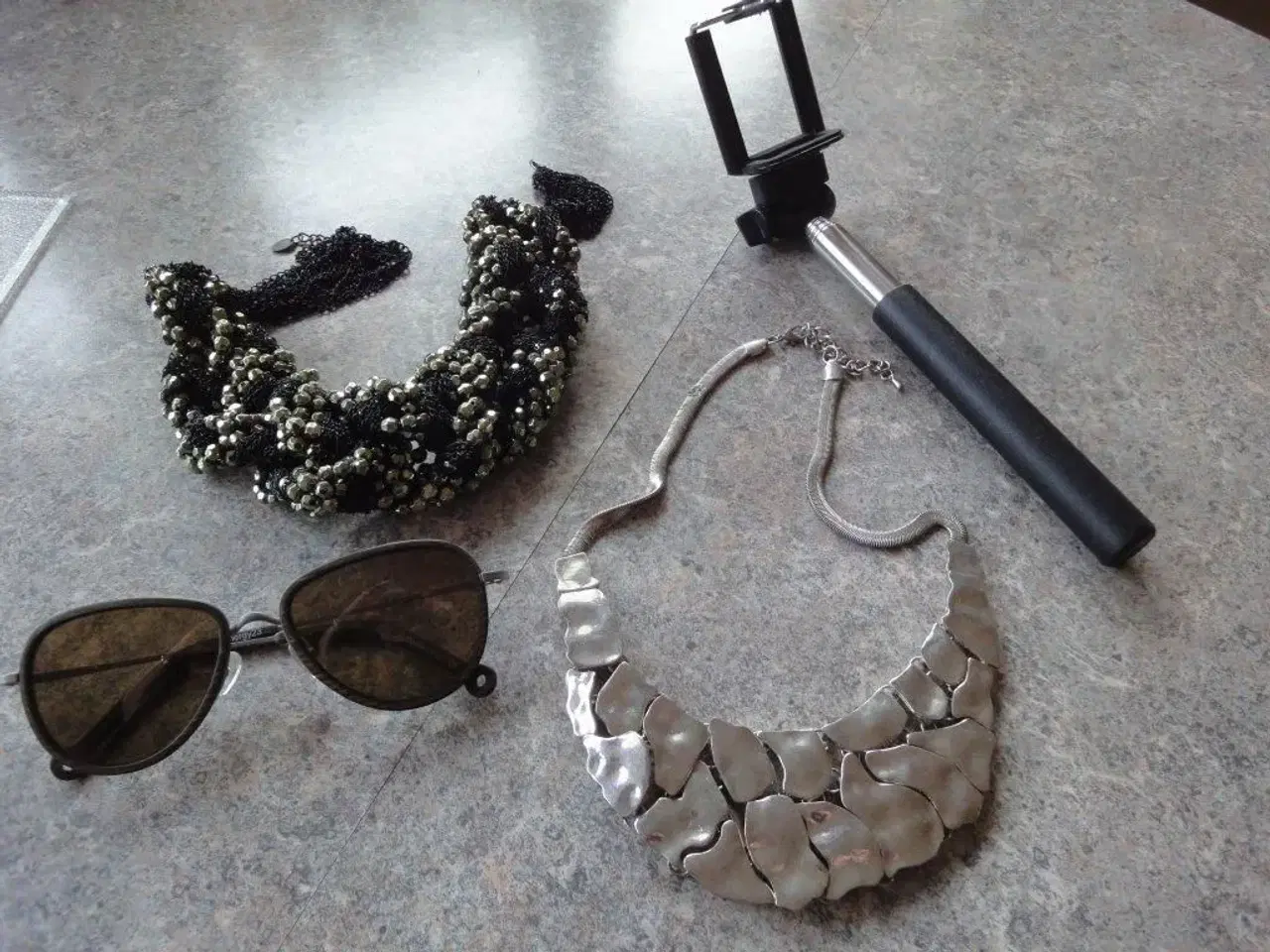 Billede 1 - 2 halskæder, solbriller og selfistang