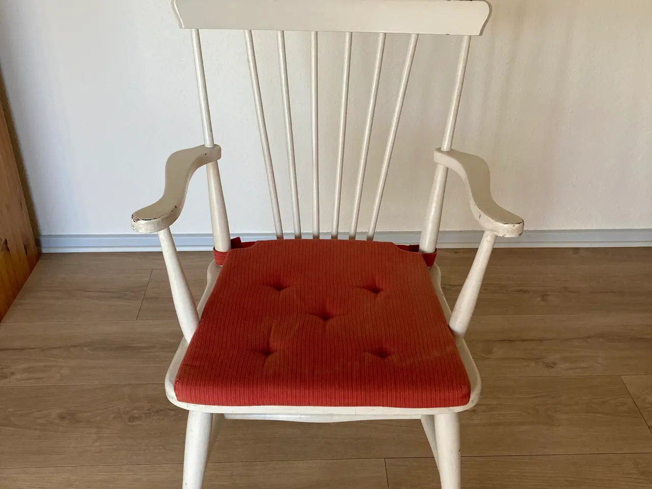 Billede 4 - Hvid træstol med armlæn