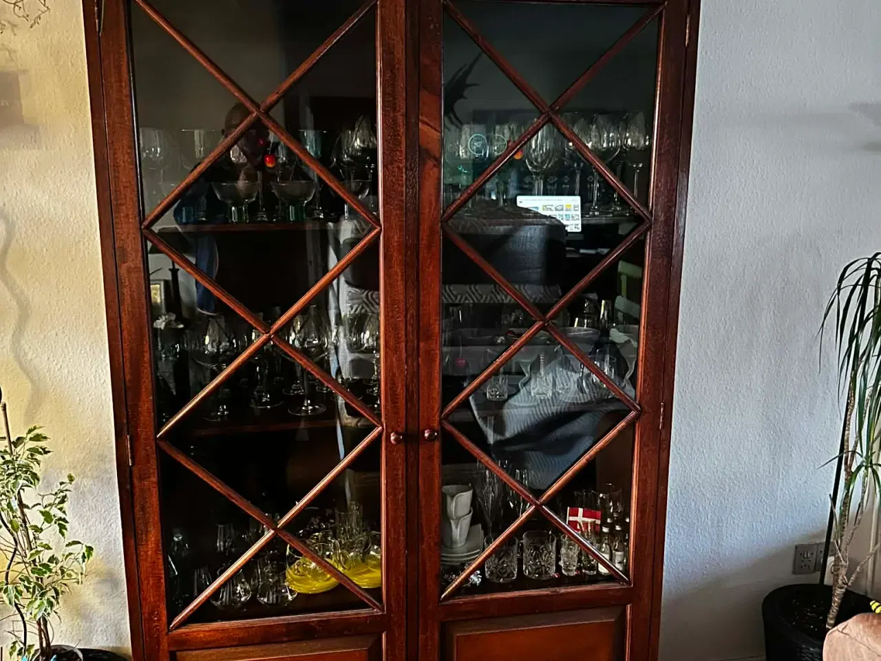 Billede 1 - Smukt vitrineskab