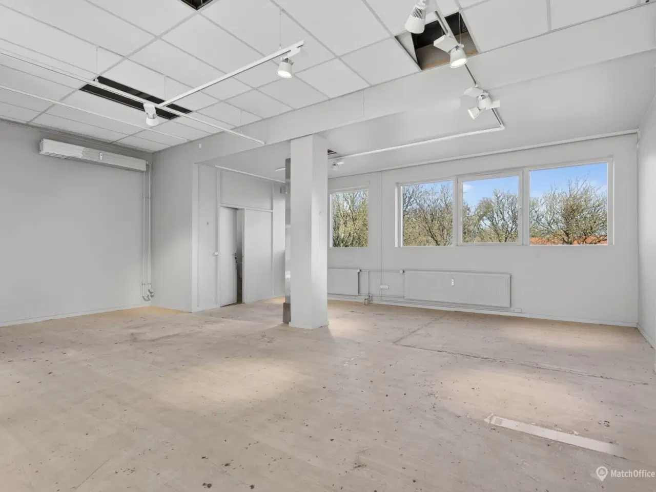 Billede 6 - Synligt og velplaceret butikslejemål med rigtig fin facade og udstillingsfaciliteter