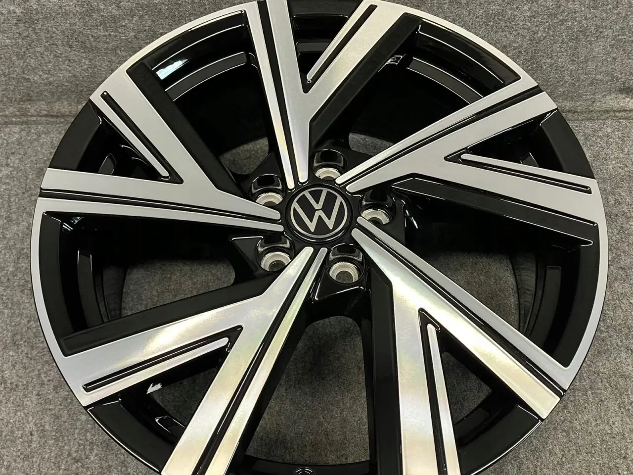 Billede 2 - ALUFÆLGE VW POLO BERGAMO 2G0 17"