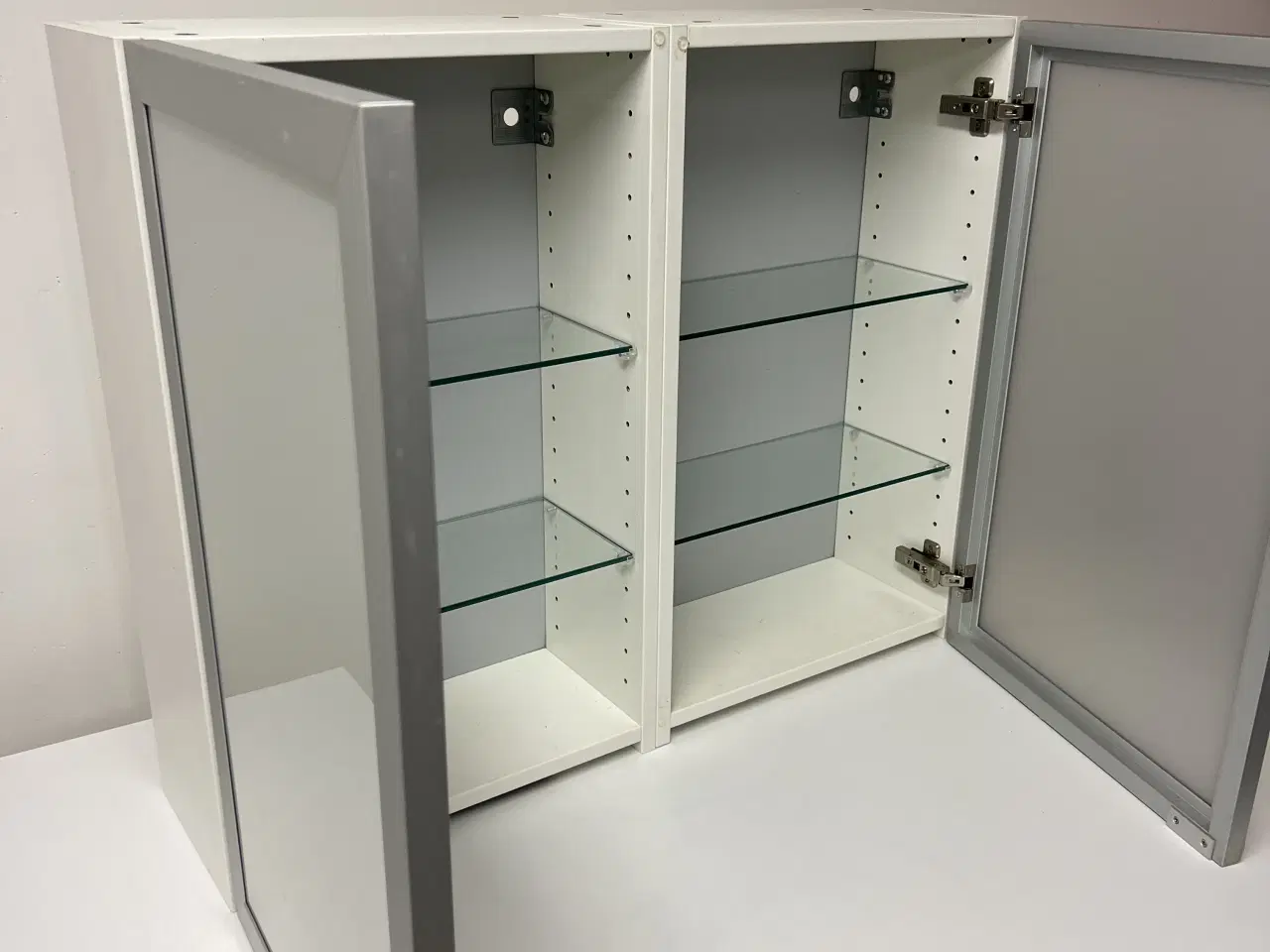 Billede 1 - Skab med 2 låger i mat glad