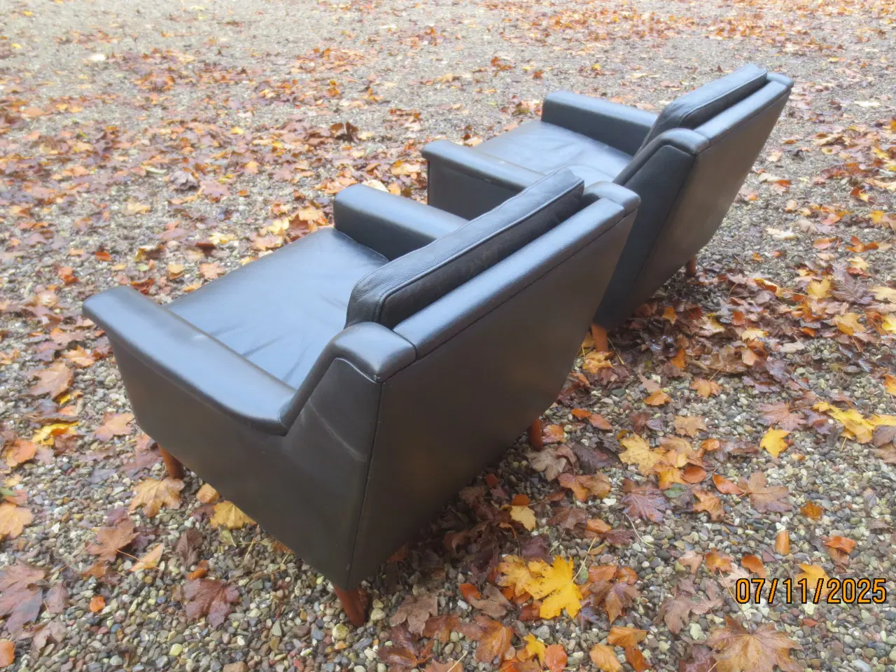 Billede 4 - 2 stk Lænestole i sort læder med teak ben 