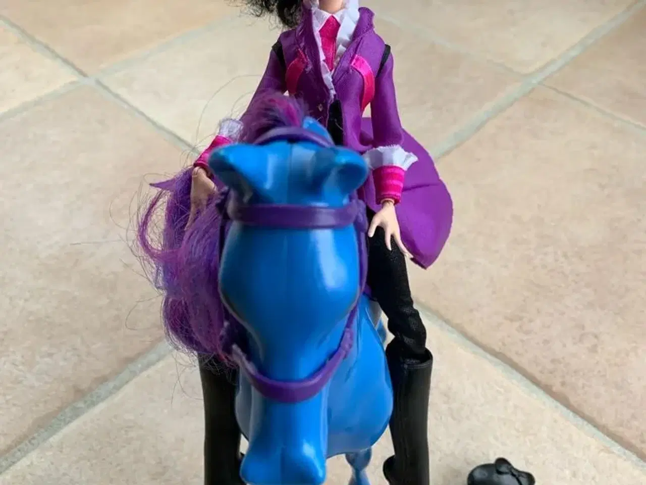 Billede 2 - Monster High dukke og hest