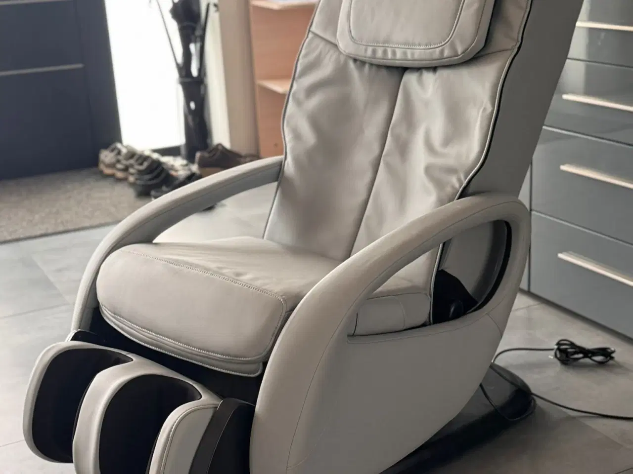Billede 2 - Massagestol læder grå med fodmassage og fjernbetje