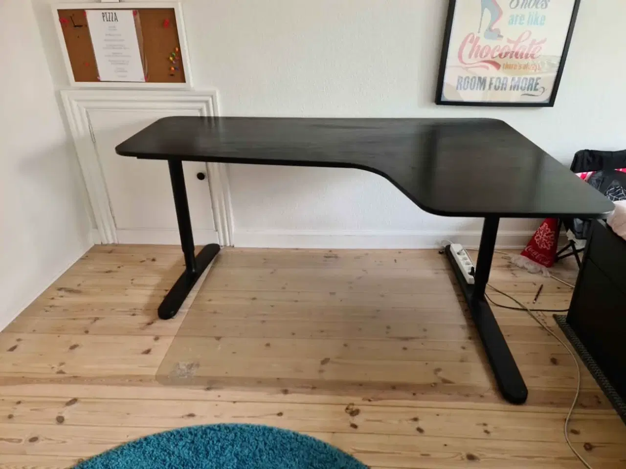 Billede 2 - Fint sort justerbart skrivebord fra IKEA sælges