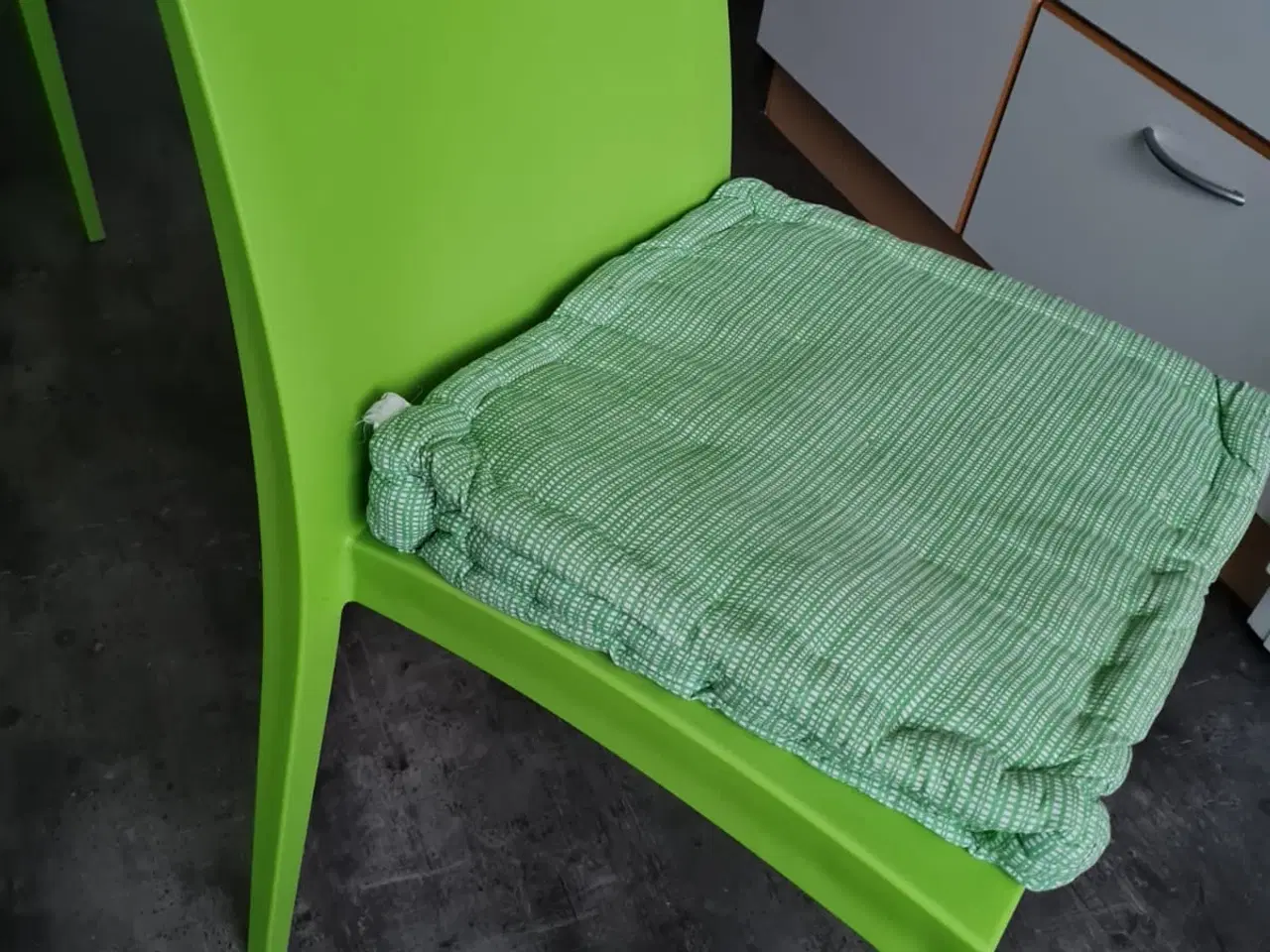 Billede 1 - grøn plastik stoler