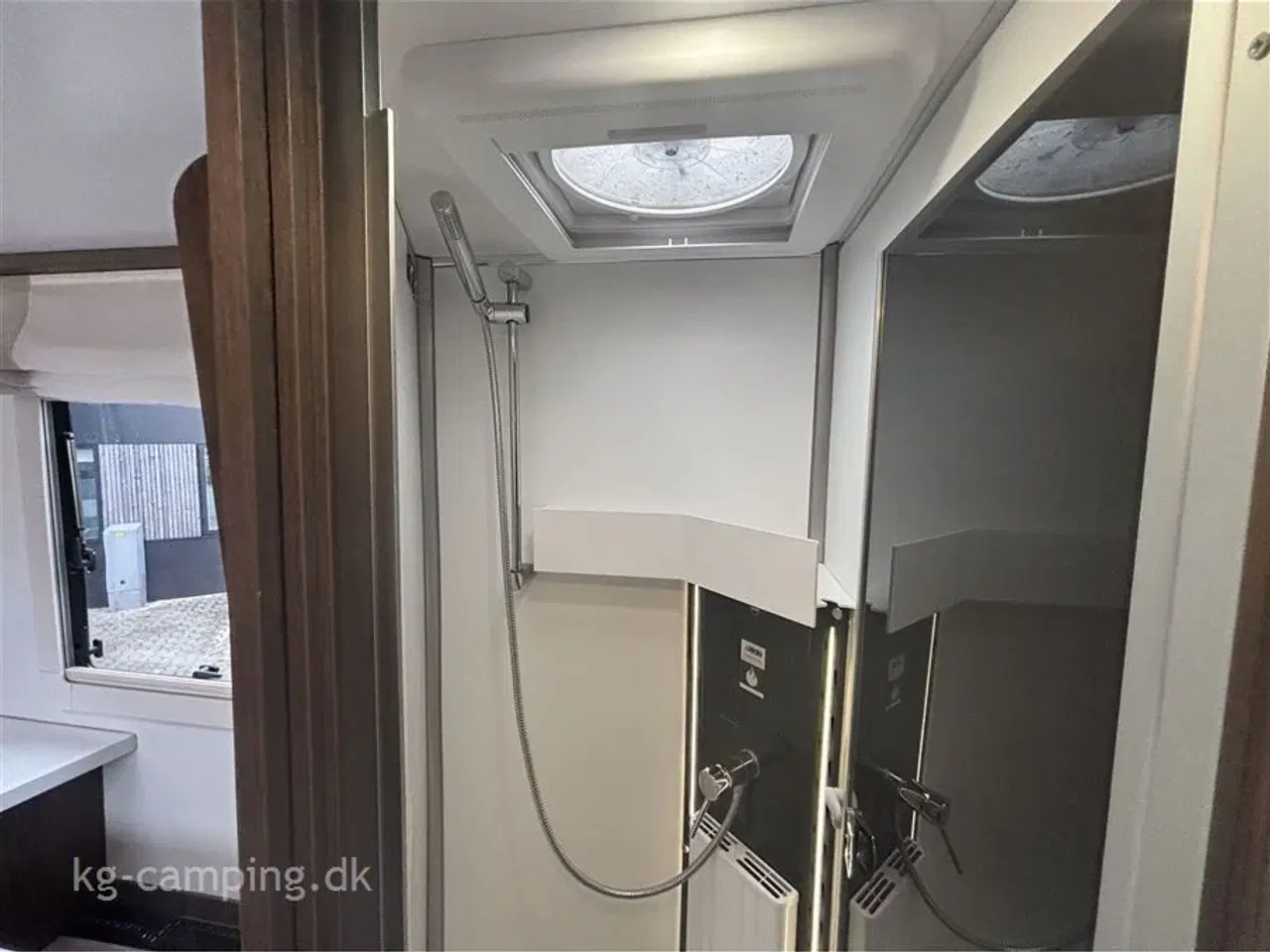 Billede 10 - 2022 - Benimar Amphitryon 998 4400 kg   Kraftfuld helintegreret autocamper med ALDE-varme og masser af komfort!
