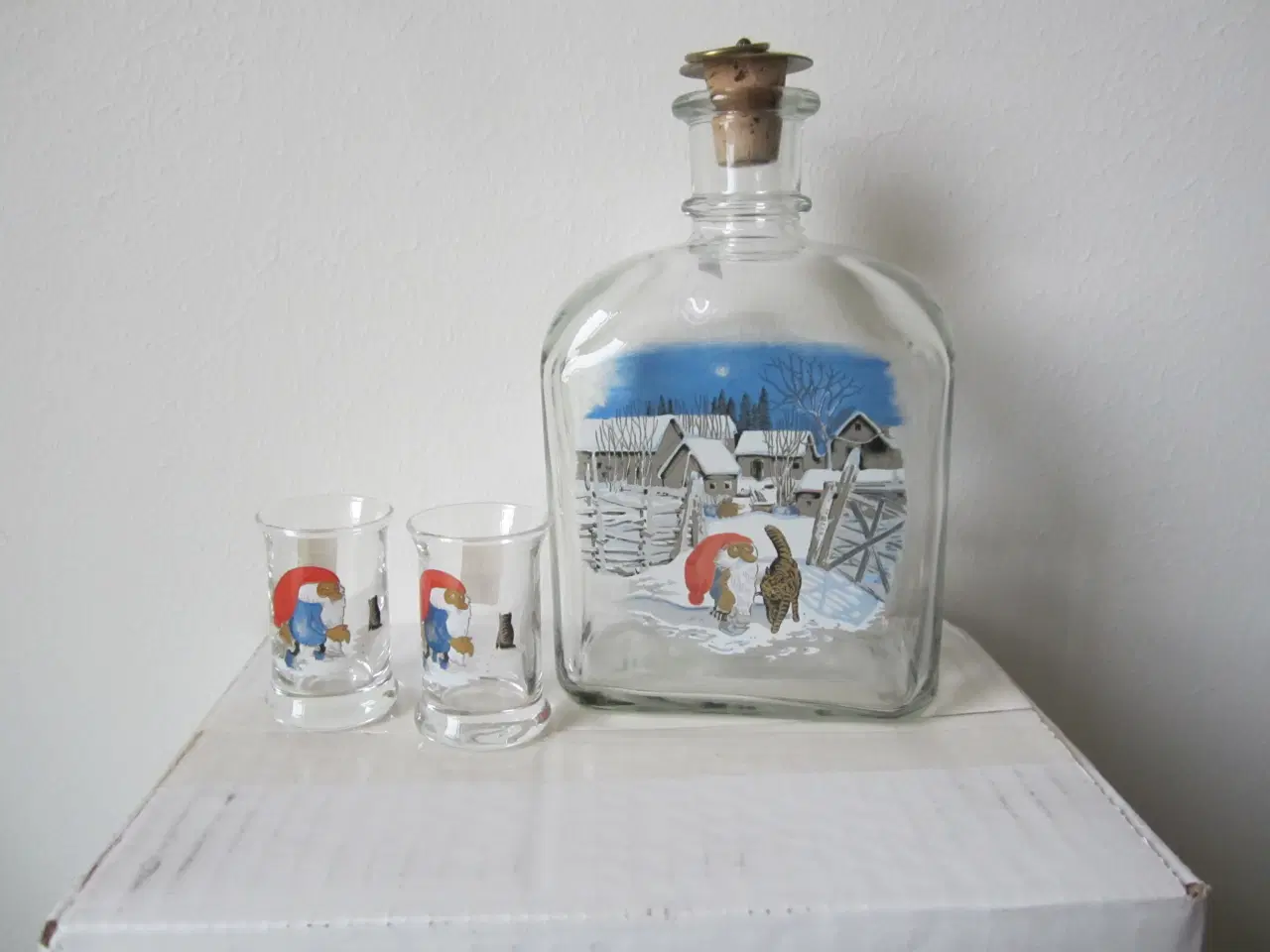 Billede 3 - Holmegaard karaffel Nisse med kat + 2 glas
