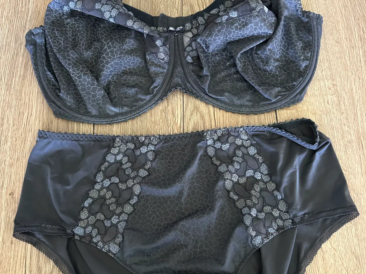 Billede 1 - Primadonna BH og trusser i str. 95H/46