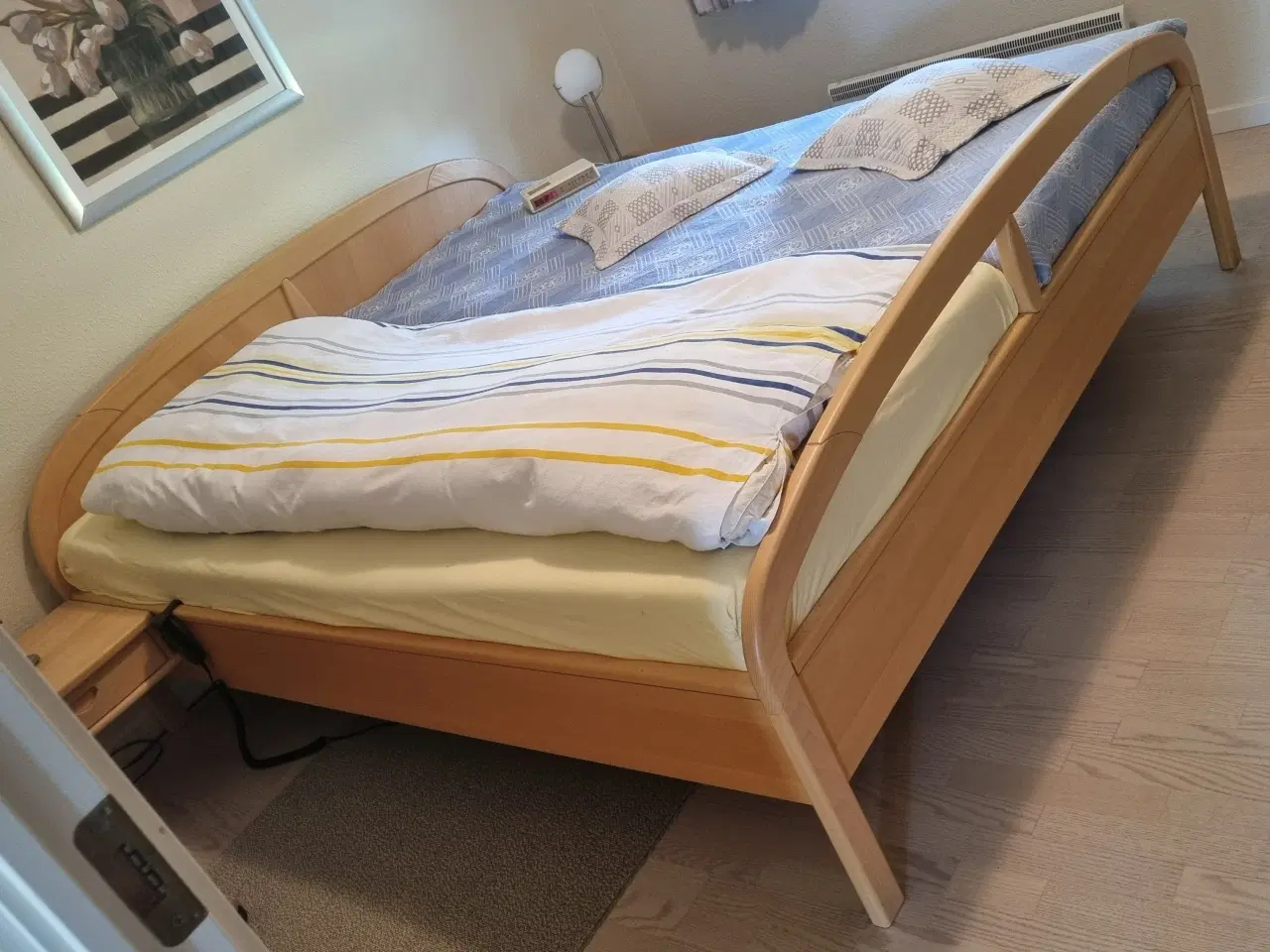 Billede 1 - Elevationsseng med natbord
