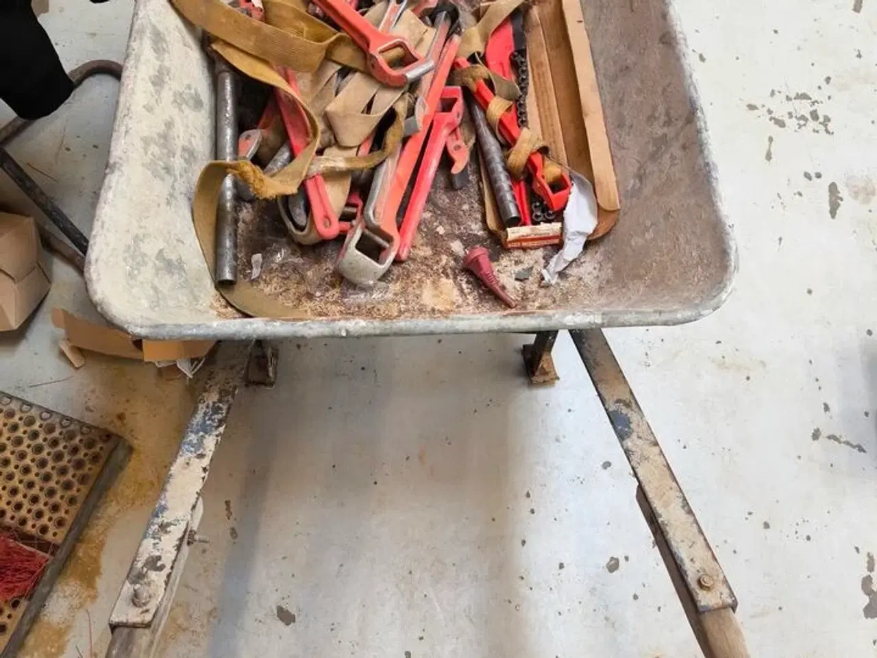 Billede 1 - Div. rørspændere m.v. inkl. trillebøre