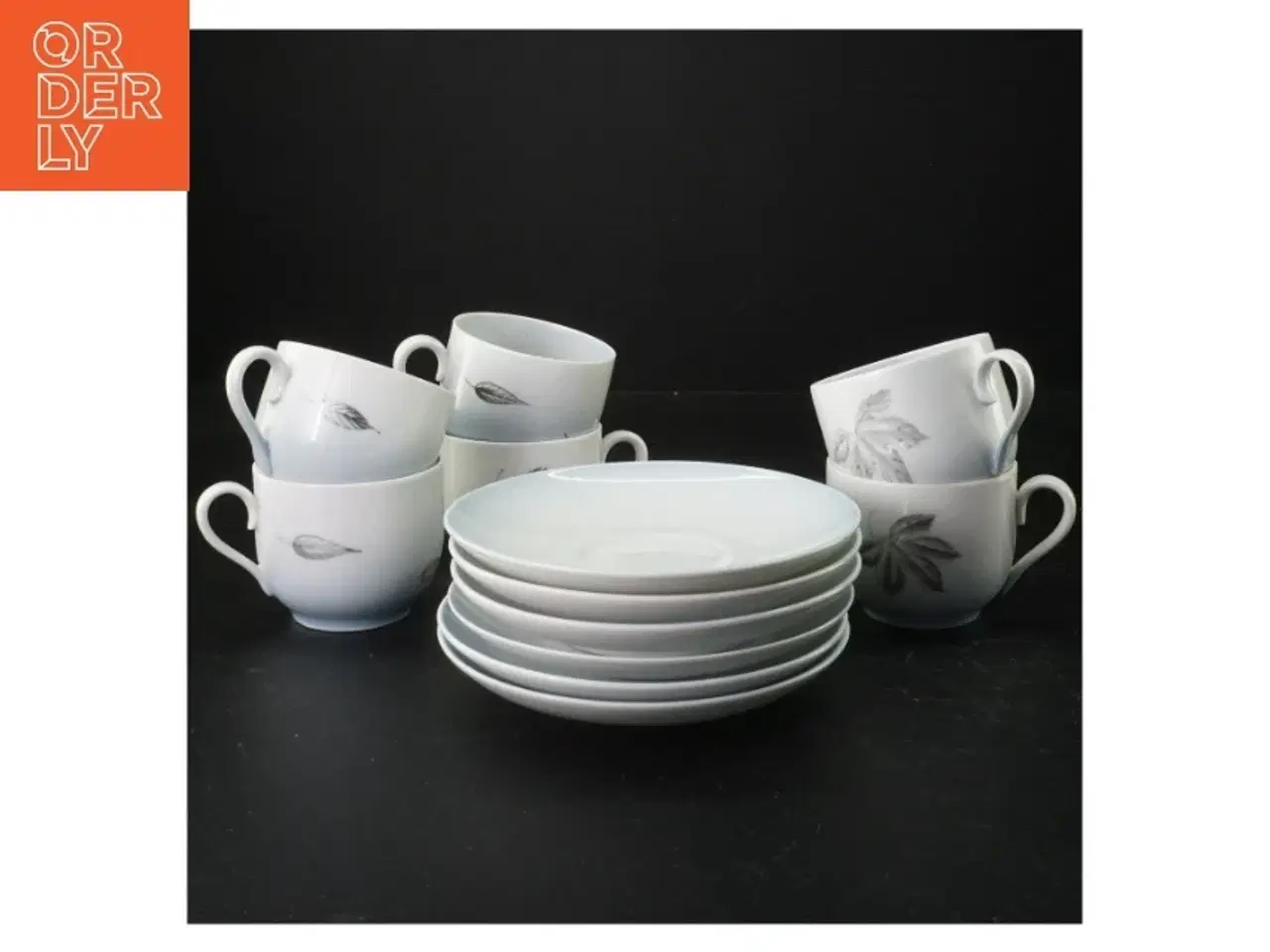 Billede 2 - Kaffeservice i porcelæn med blade design fra B&G (str. Tallerkener 14 cm i diameter. krus, 7 cm i diameter)