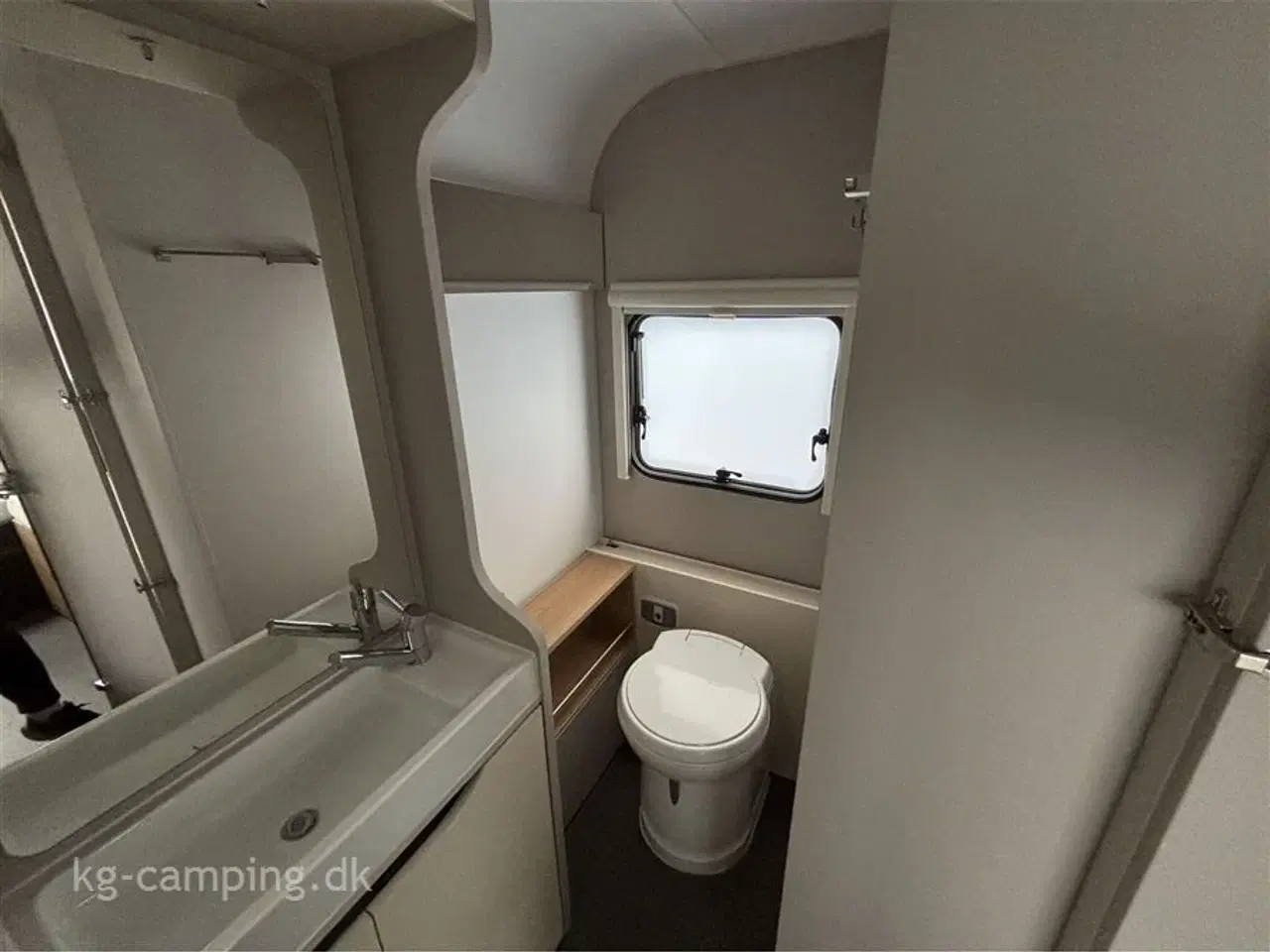 Billede 9 - 2021 - Adria Adora 613 HT Alde   Flot Adria Adora 613 HT – udstyret med Alde, Cirrus 300 telt, Mover, Aircon og ATC