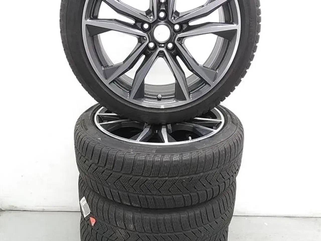 Billede 1 - 19" Org. BMW Alufælge med vinterdæk "LA wheel double 715 M black" A61477 BMW F45 SAT F46 MPV X1 (F48) X2 (F39) F45 SAT LCI F46 MPV LCI X1 (F48LCI)