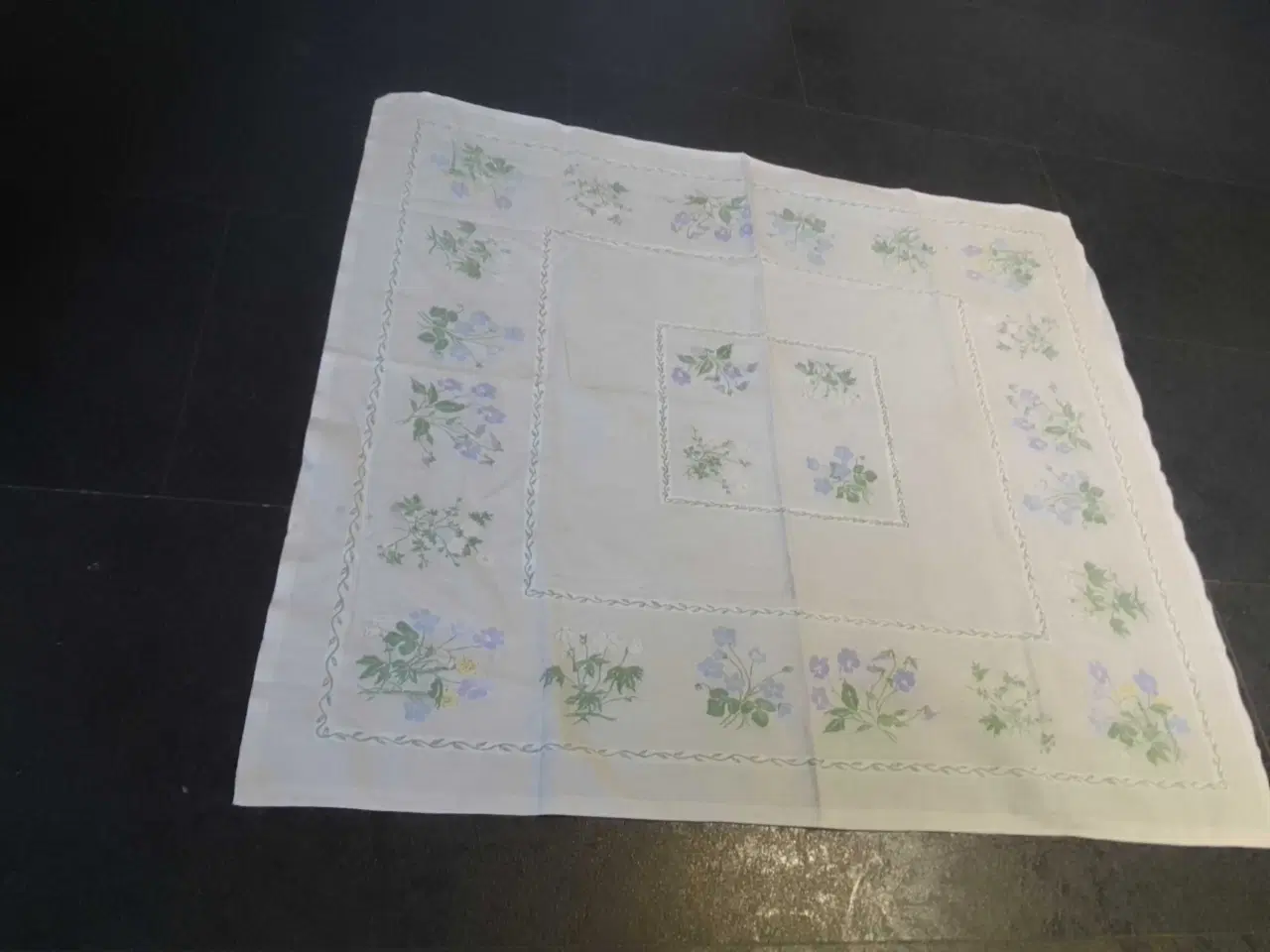 Billede 7 - Yndig dug med Flora Danica motiver