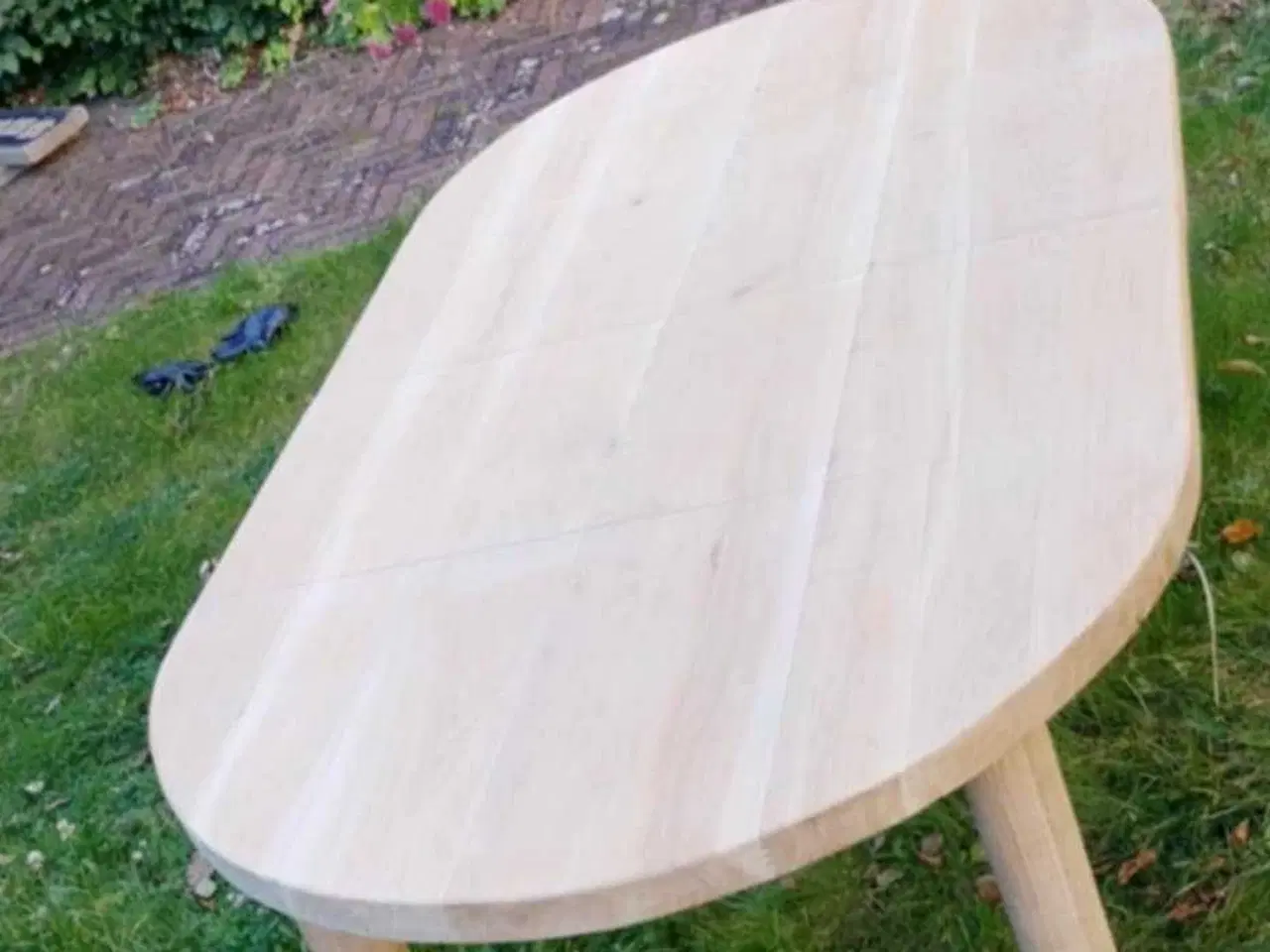 Billede 1 - Massiv rundt egetræ spisebord med tillægsplader