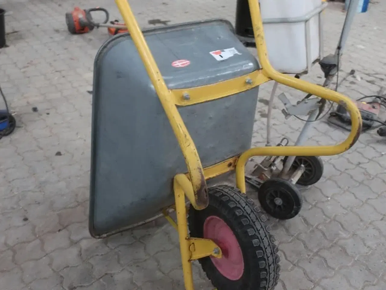 Billede 5 - Trillebør og vandsprøjte