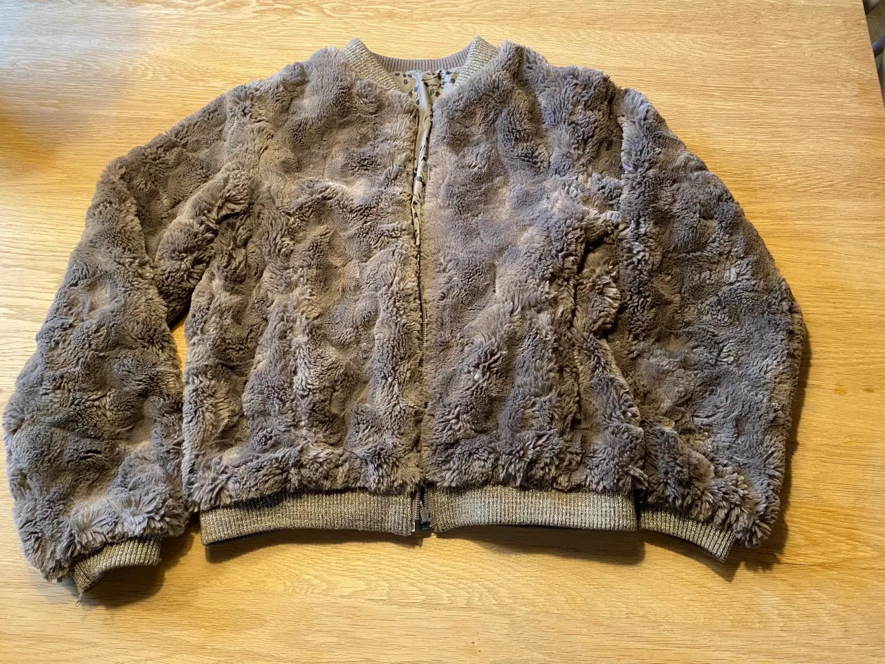 Billede 2 - Pompdelux jakke str. 140 det er en vendejakke