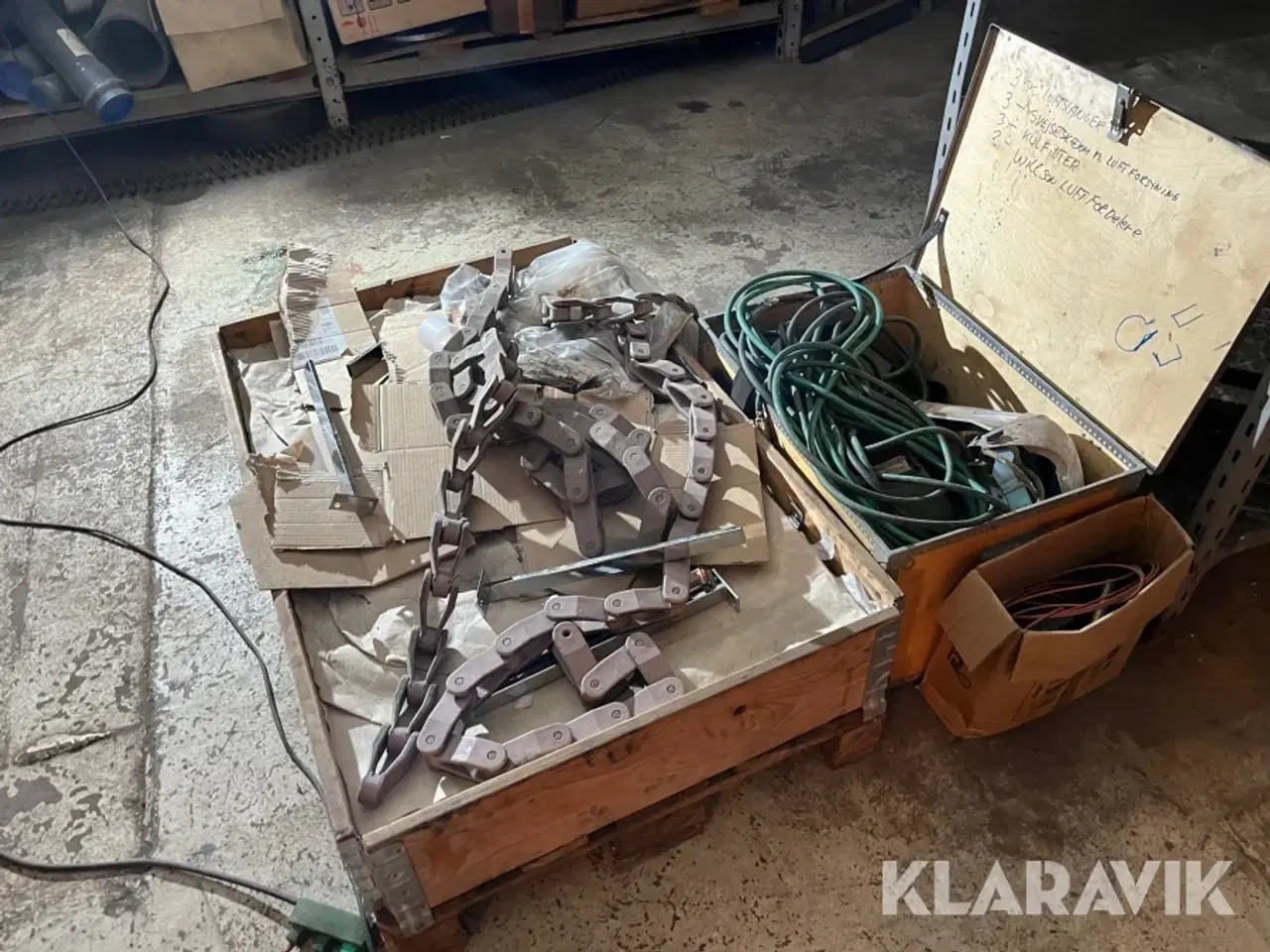 Billede 3 - Blandet lot - Plastikkæde, svejsemasker og hyldeknægte