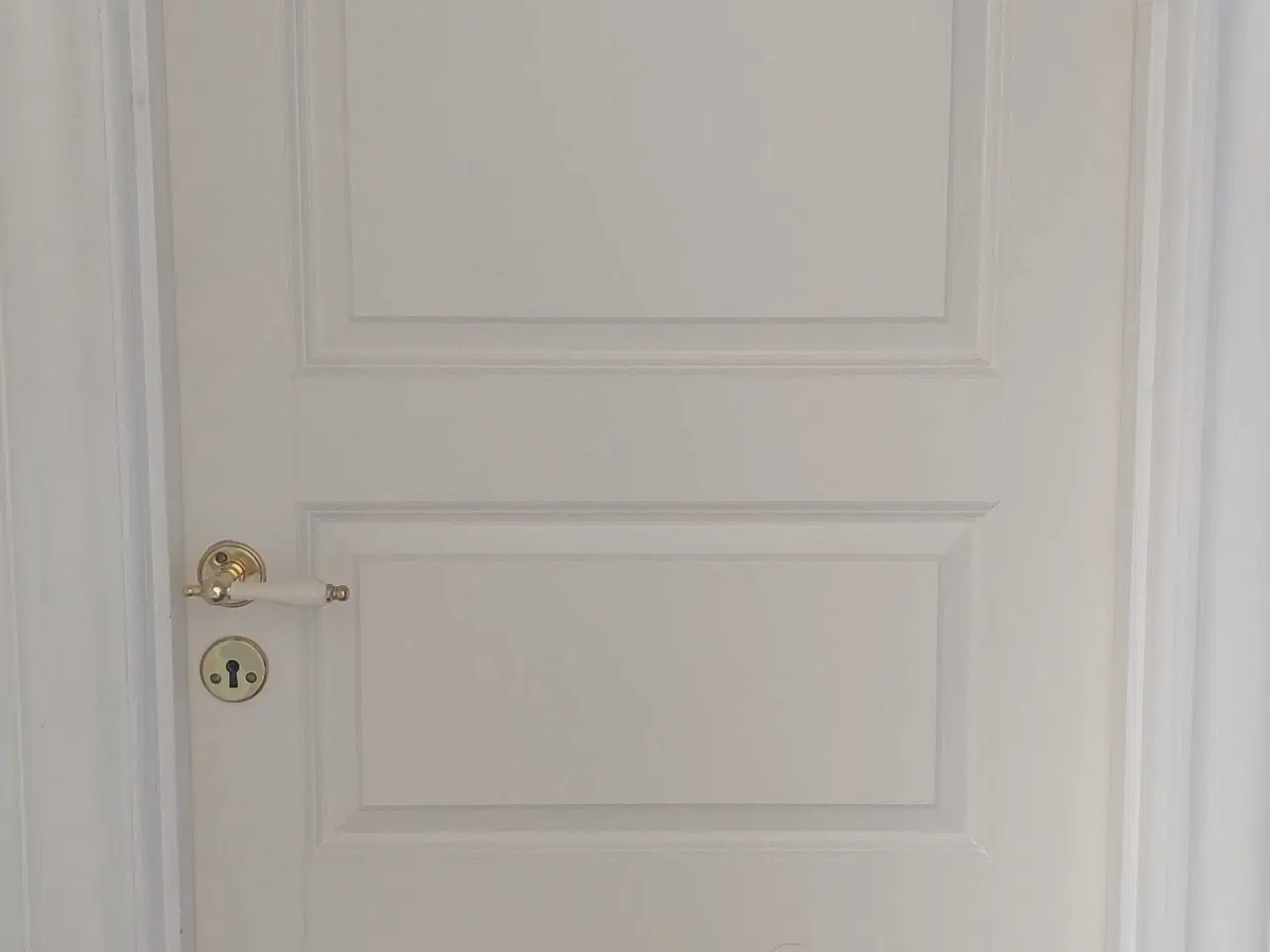 Billede 2 - Indvendige døre med karme.
