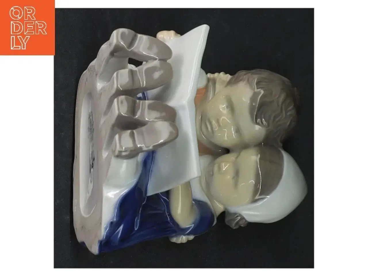 Billede 4 - Porcelænsfigur af børn der læser fra B&G (str. H. 10,5 cm)