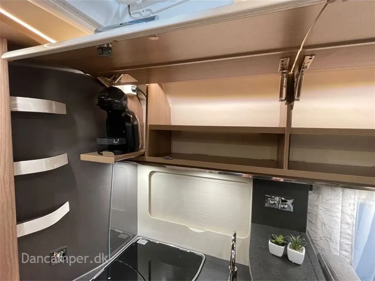 Billede 23 - 2026 - Carthago c-tourer I 145 LE   Design og komfort når det er bedst! MERCEDES 170 Hk, 9-trin aut.gear, adaptiv fartpilot,  4,2/4,5 tons totalvægt