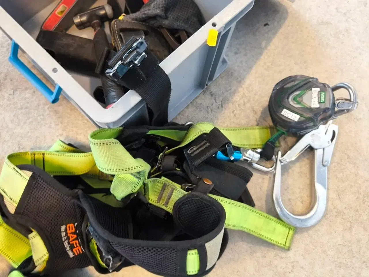 Billede 2 - Kasse m. sikringsgrej samt div.