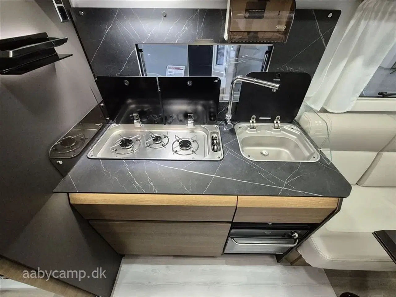 Billede 13 - 2024 - Benimar Amphitryon 967 Northautokapp   Nk.Pakke. Automatgear. solceller. 200Ah Lithium. 2000W inverter. luftundervogn på bagaksel. Hydrauliske støtteben. Alarm. Gasbageovn. Elektrisk tømning af frisk/spildevand. 3m vandfilter. tv samt internet antenne. Kan vejes op til 4400 kg.