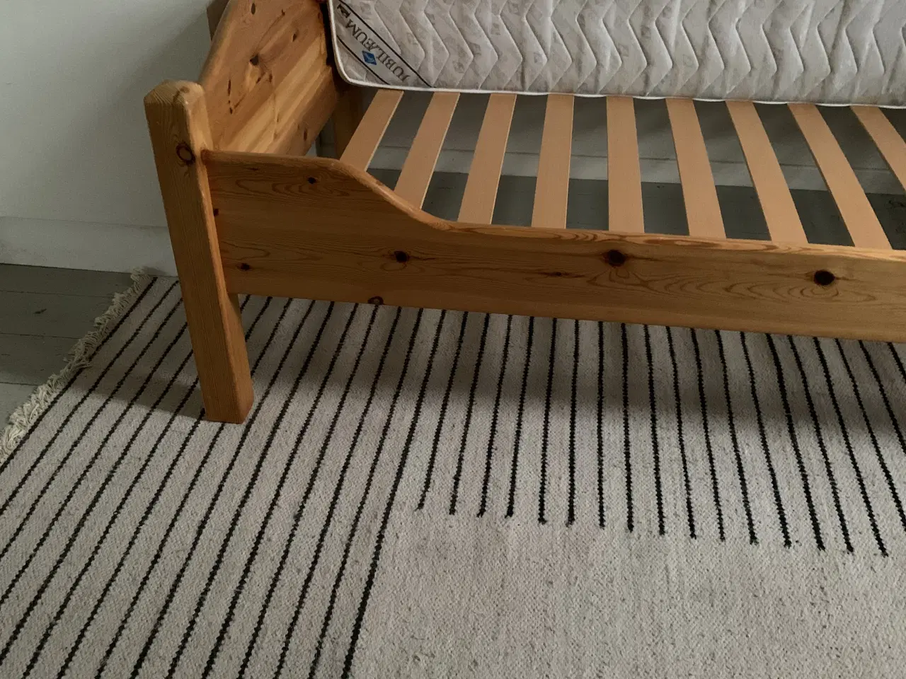 Billede 2 - Fyrretræsseng med madrad
