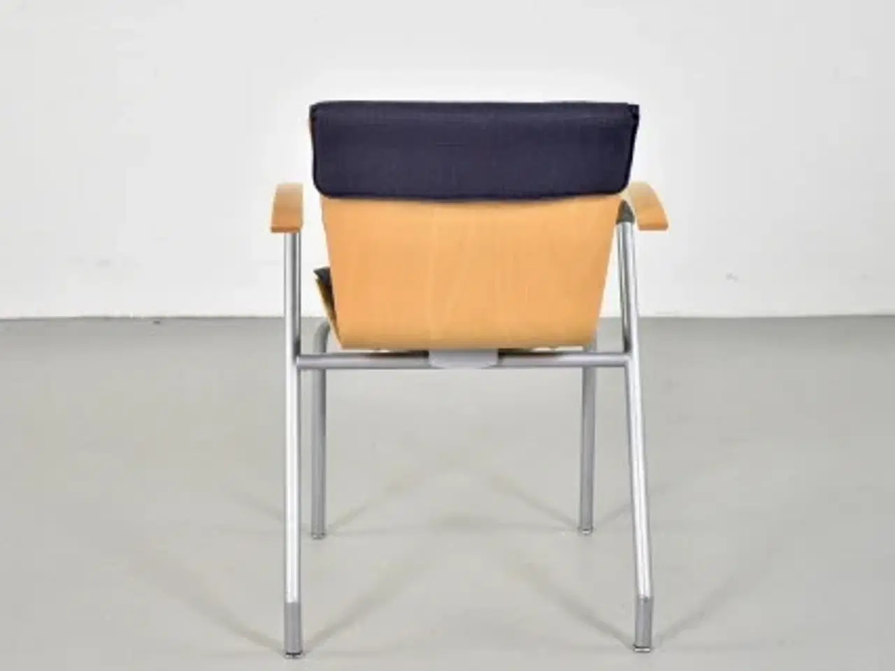 Billede 3 - Four design g2 konferencestol i grå med armlæn i bøg, blank fod