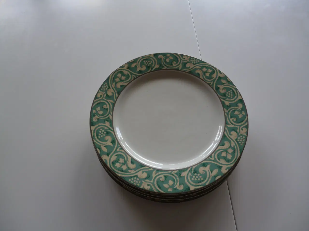 Billede 1 - 4 store flade tallerkner sælges.