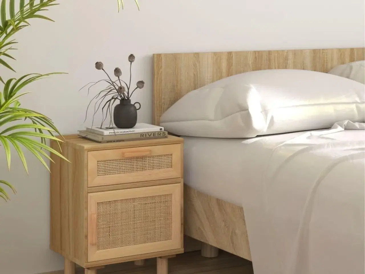 Billede 1 - Sengebord massivt fyrretræ og naturlig rattan brun