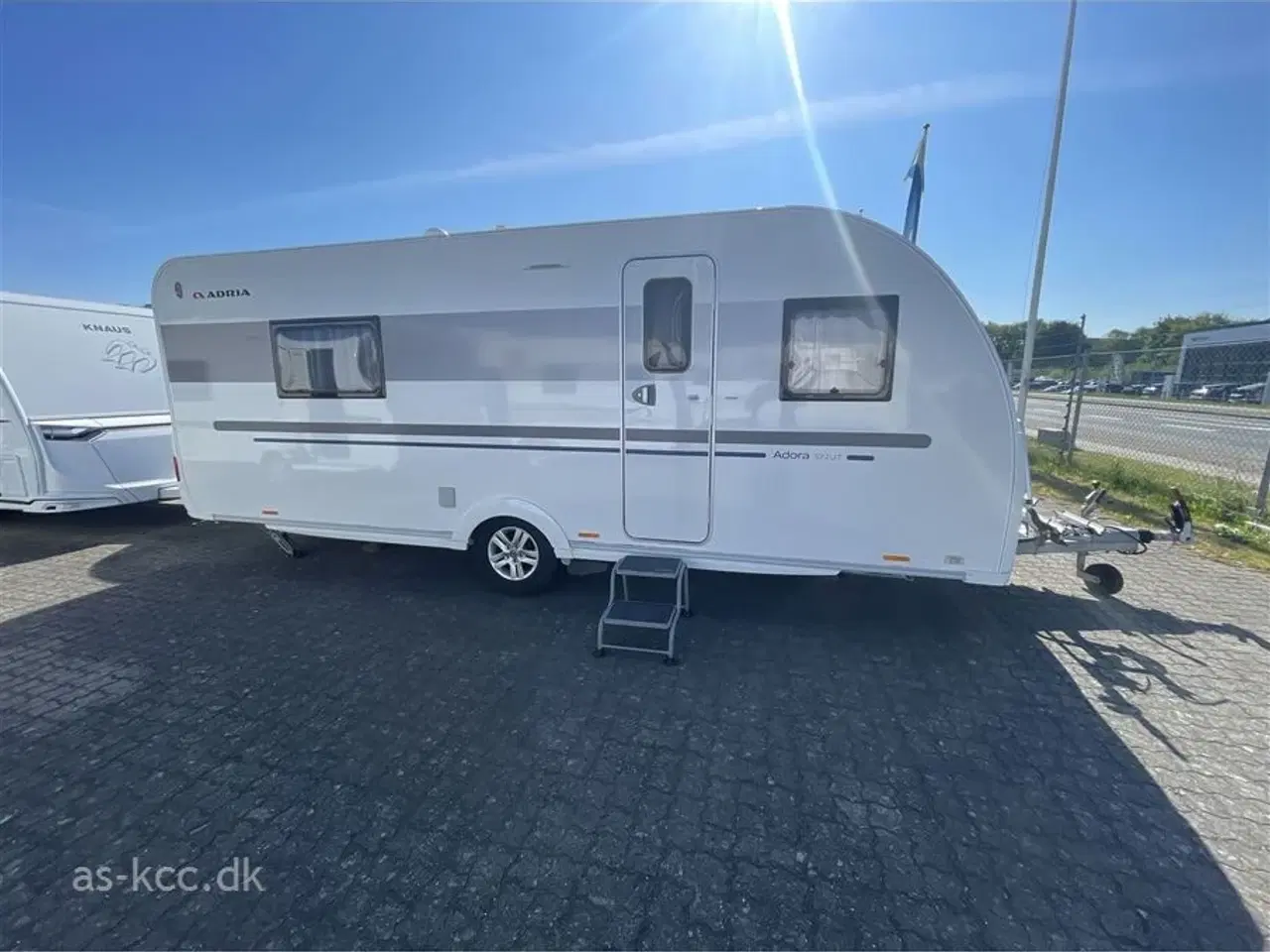 Billede 2 - 2021 - Adria Adora 572 UT   Adria Adora 572 UT årg. 2021 incl, mover, Isabella Sun Shine, cykelstativ 4 sovepladser, 5 siddepladser