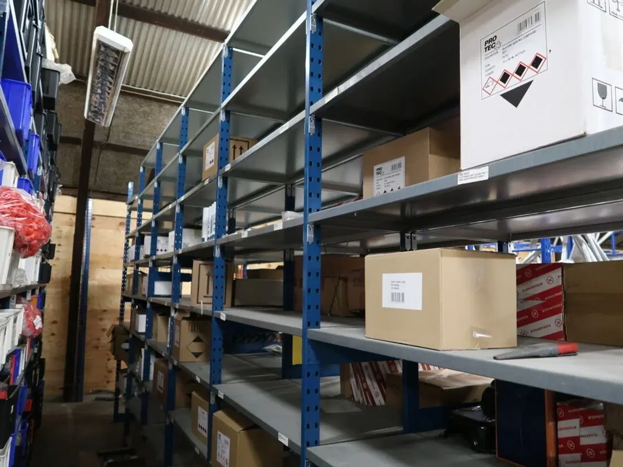 Billede 11 - 12 fag lagerreoler med indhold