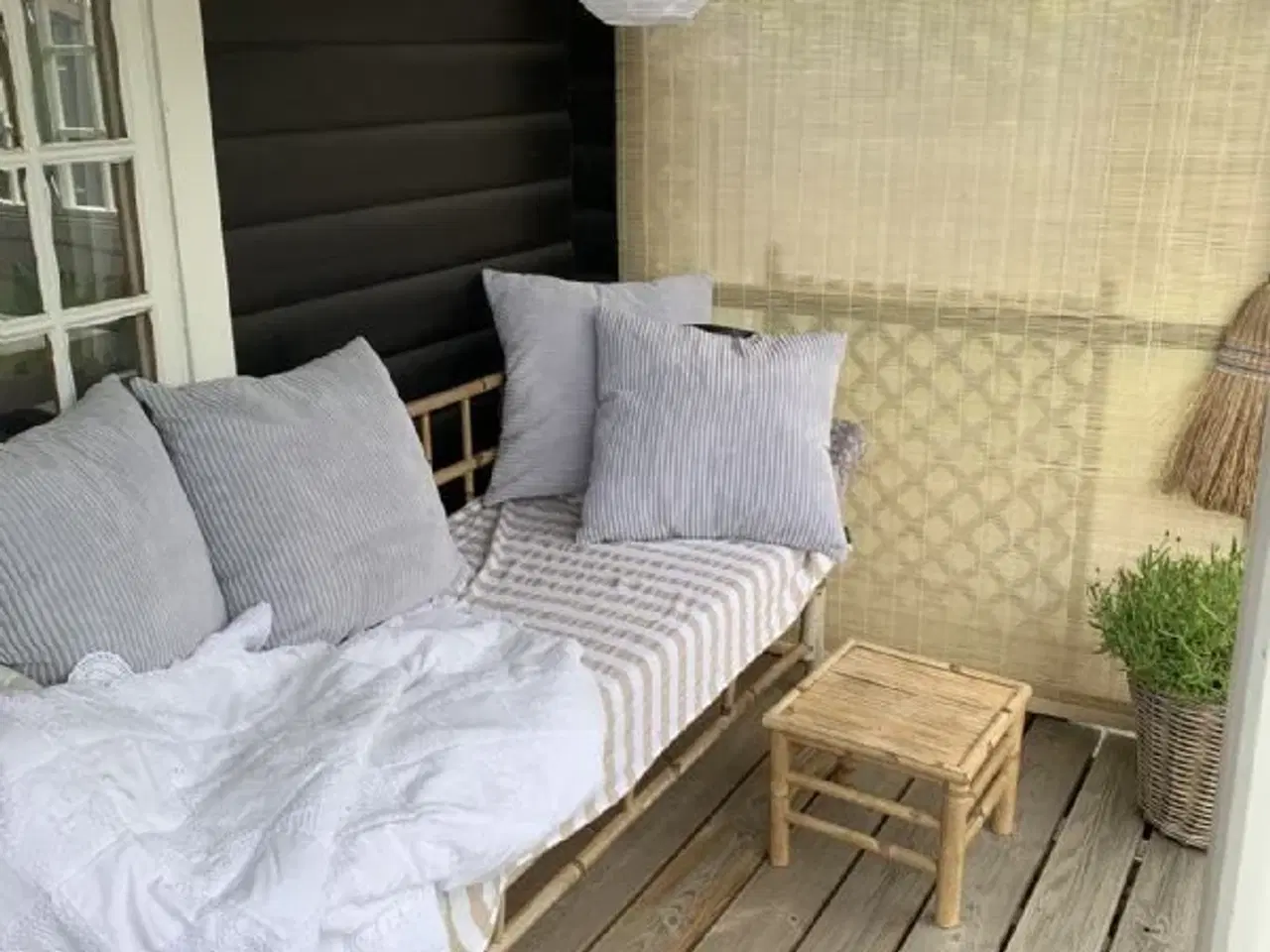 Billede 3 - Sk�nt og hyggeligt bj�lkesommerhus med sm�sten p� taget p� blind vej i hyggeligt sommerhusomr�de t�t ved b�rnevenlig strand og hyggelige Gilleleje